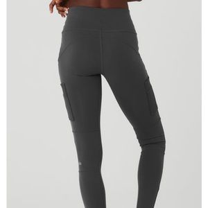 Alo Yoga high waist cargo legging in anthracite small